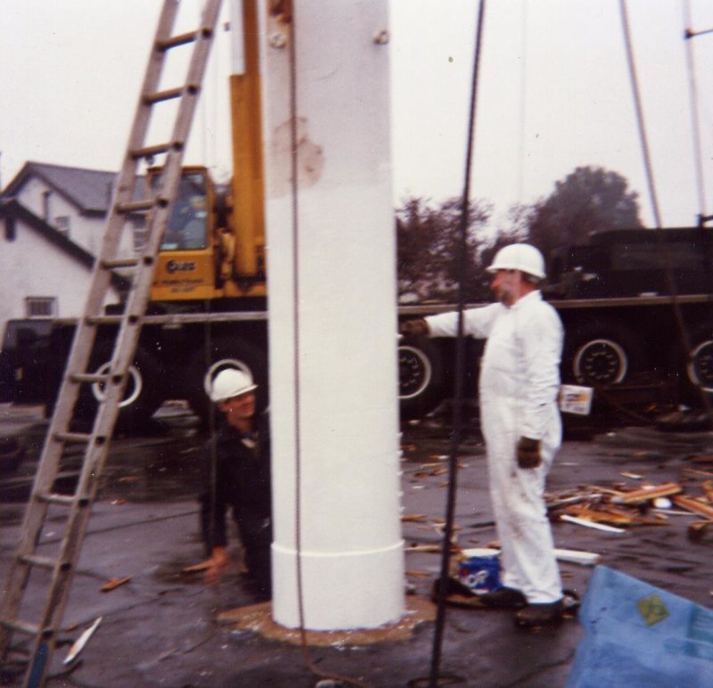 1991 - DICKIE DOYLE, REPAINTING OF MAST, GEOFF HILL PAINTING WHILST ON THE DECK.jpg