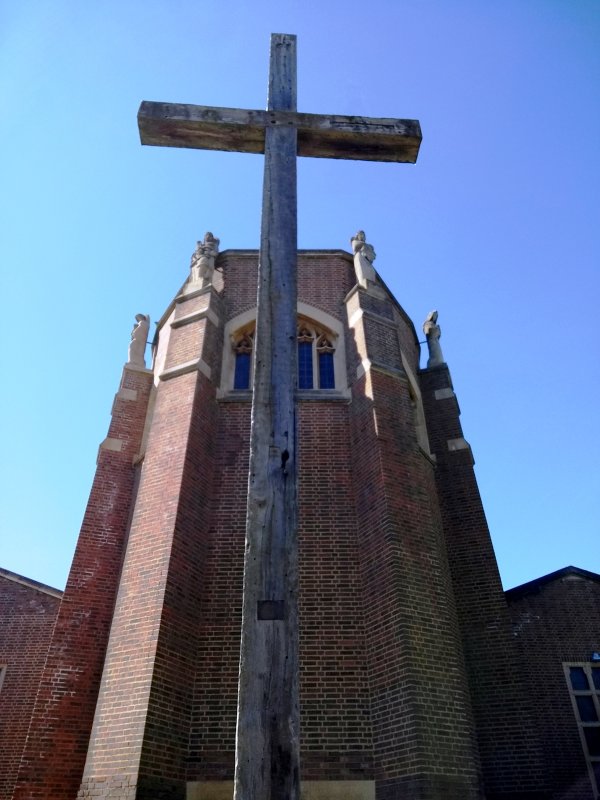 2020, APRIL - JIM WORLDING, PHOTO OF THE GANGES CROSS OUTSDIE GUILDFORD CATHEDRAL, SHOWING THE PLAQUE ABOVE ITS BASE, SEE BELOW