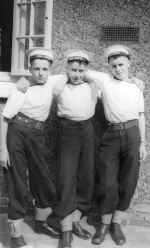 1959 - GEORGE SKILLIN, I AM IN THE MIDDLE.jpg