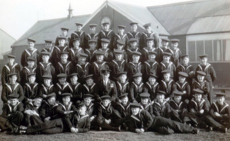 UNDATED - CALL BOY CLASS WITH INSTRUCTOR, DONATED BY JIM WORLDING.jpg