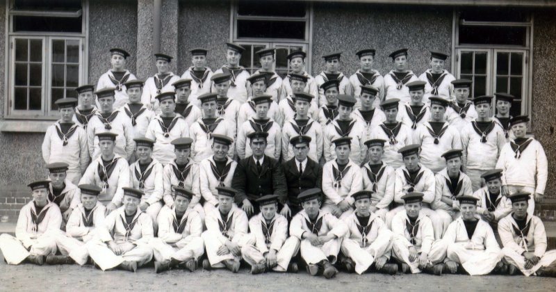 UNDATED - UNKNOWN CLASS WITH THEIR INSTRUCTORS, DONATED BY JIM WORLDING, 4..jpg