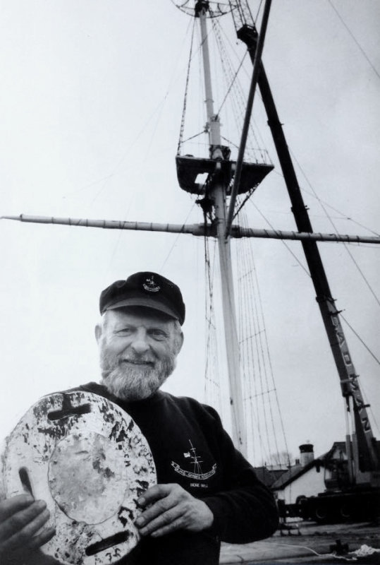 1988 - DICKIE DOYLE HOLDING  THE BUTTON DURING THE MAST REFIT.jpg