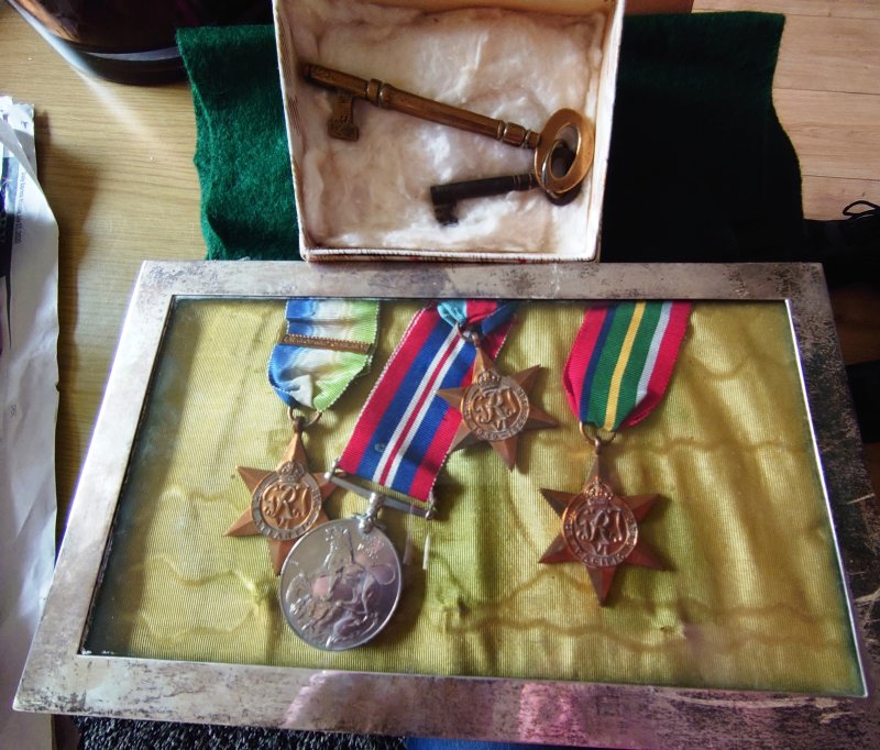 1939-40 - ARTHUR P. EDWARDS, BOY SIGNALMAN, ARTHUR'S MEDALS AND KEYS FROM HMS P.o.W., CTB 01.11.1944.JPG