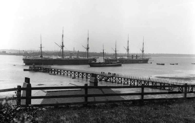 1906 - SHOTLEY PIER AND SHIPS. THIS IMAGE WAS USED FOR POST CARDS SEE LINK BELOW.