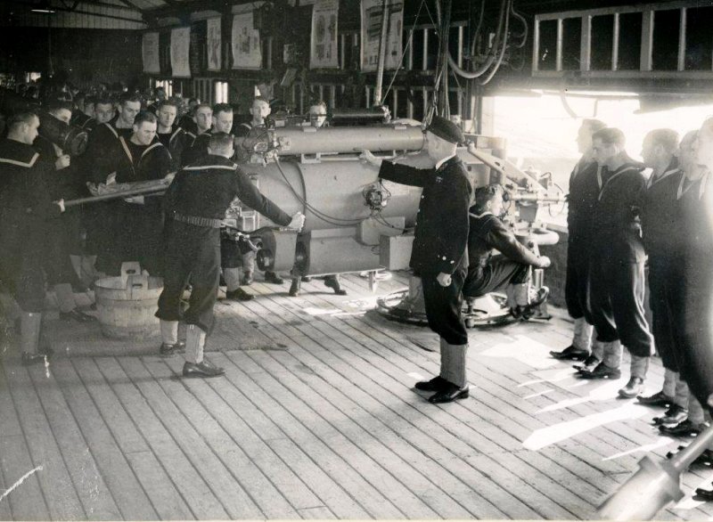 1941 - NEW ZEALANDERS RECEIVING GUNNERY INSTRUCTION.jpg