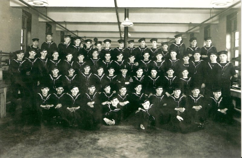 1941, DECEMBER - TOM BARNES, BACK ROW 3RD FROM RIGHT.jpg