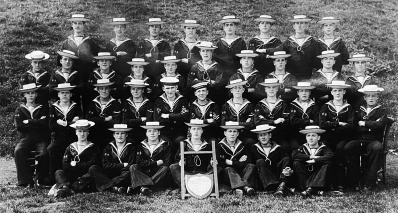 UNDATED - NEWLY QUALIFIED BOY SIGNALMEN WITH THEIR INSTRUCTORS AND A SHIELD.jpg