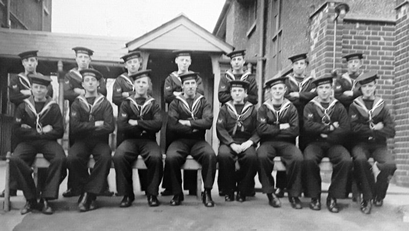 UNDATED - UNKNOWN BOY TELEGRAPHISTS CLASS WITH THEIR INSTRUCTOR.jpg