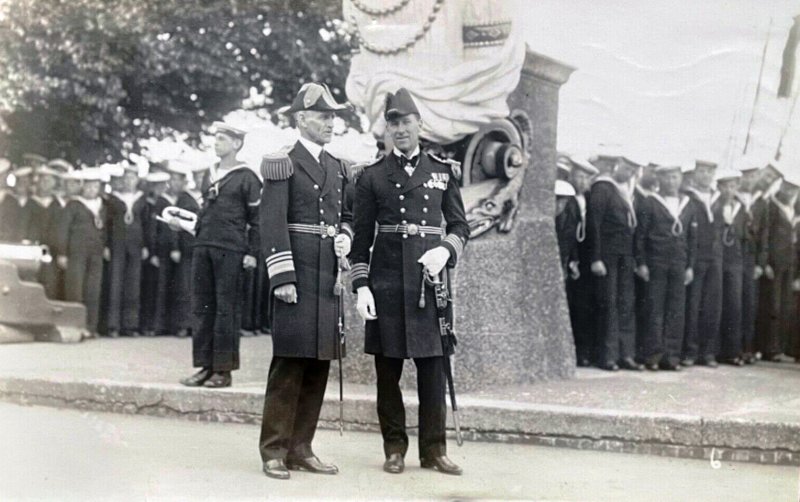 1929  - UNKNOW SENIOR OFFICERS, UNDER THE MAST..jpg