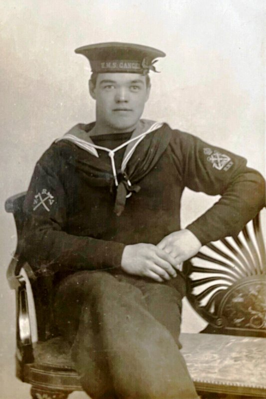 1915 - UNKNOWN  1ST CLASS PETTY OFFICER ARTISAN OF THE ROYAL NAVY VOLUNTEER RESERVE, PRESUMABLY SHIPS COMPANY.