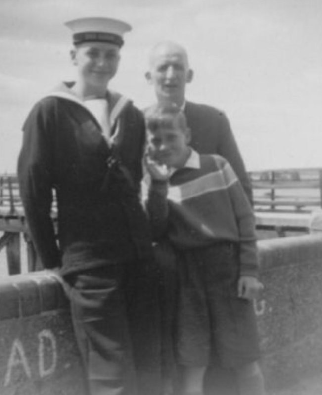 1959, 5TH MAY - DAVE EVANS, 22 RECR., KEPPEL, 38 CLASS, WITH BROTHER AND DAD.jpg