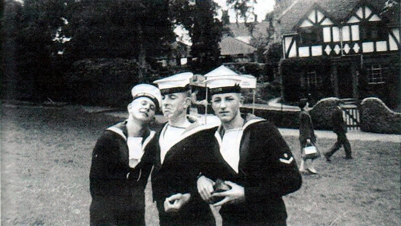 1960 - JAY ROBINSON, 3 MEMBERS OF THE GANGES HORNPIPE TEAM AT CASTLE PARK, COLCHESTER.jpg