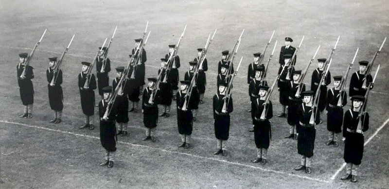 UNDATED - UNKNOWN, 05, GUARD AT SLOPE ARMS..jpg