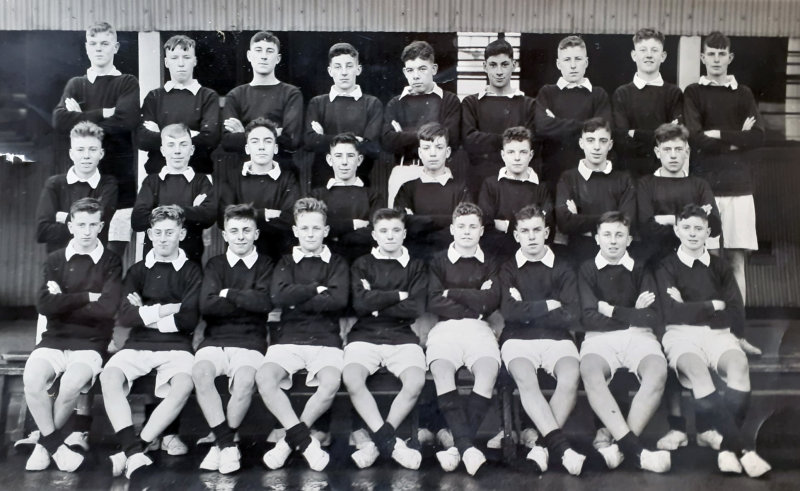 1952, NOVEMBER - BRIAN HILL, JELLICOE 2 ANNEXE MESS, I AM 2ND FROM RIGHT BACK ROW, THEN ANSON, 49-50 CLASS, 24 MESS..jpg