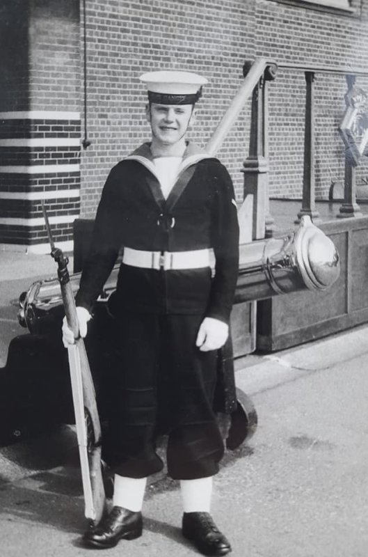 1965-66 - GRAHAM SAMPSON, 02., AFTER GUARD DUTY ON PARENTS DAY.jpg