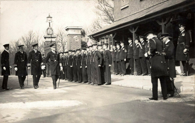 1929c - UNKNOW ADMIRAL, INSPEDTING THE PIPE PARTY ON HIS ARRIVAL AT THE MAIN GATE..jpg