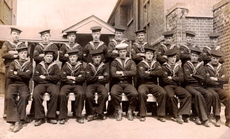 UNDATED - UNKNOWN BOY TELEGRAPHISTS CLASS WITH THEIR INSTRUCTOR P. O..jpg