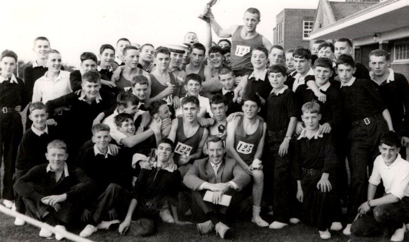 1969, JANUARY - RORY O'NEILL, 03., BENBOW, CROSSCOUNTRY TEAM, I AM NUMBER 125, POME RON STREAMS IN CIVVIES FRONT ROW