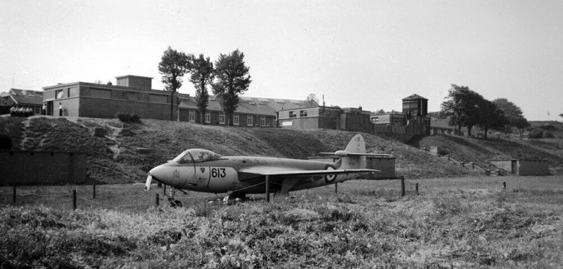 UNDATED - SEA HAWK, WF257, ON THE FORESHORE..jpg