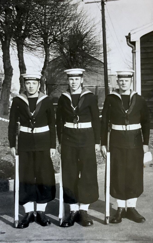 UNDATED - 3 UNKNOWN BOYS, GUARD, NAMES REQUIRES..jpg