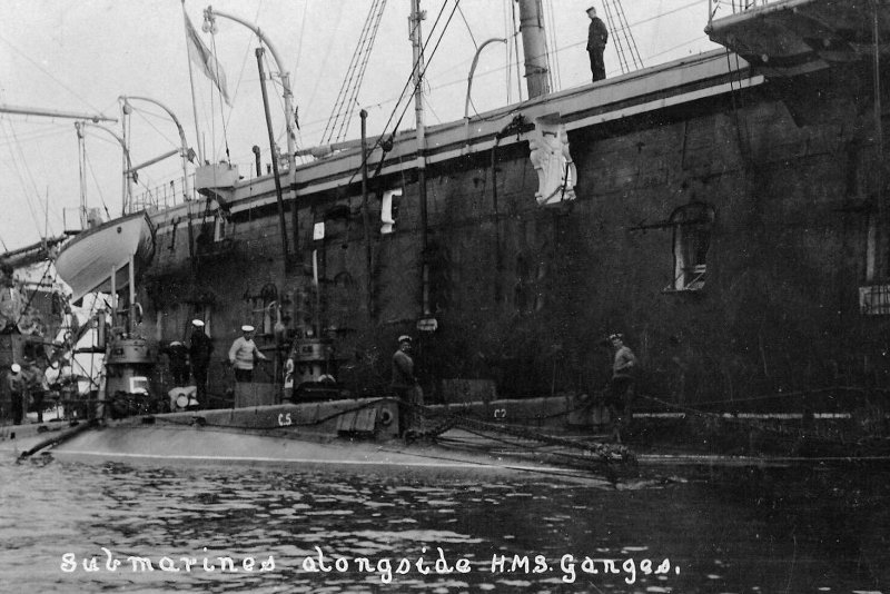 1906 - SUBMARINES ALONGSIDE HMS GANGES, FORMALLY HMS MINATOUR, 02.jpg
