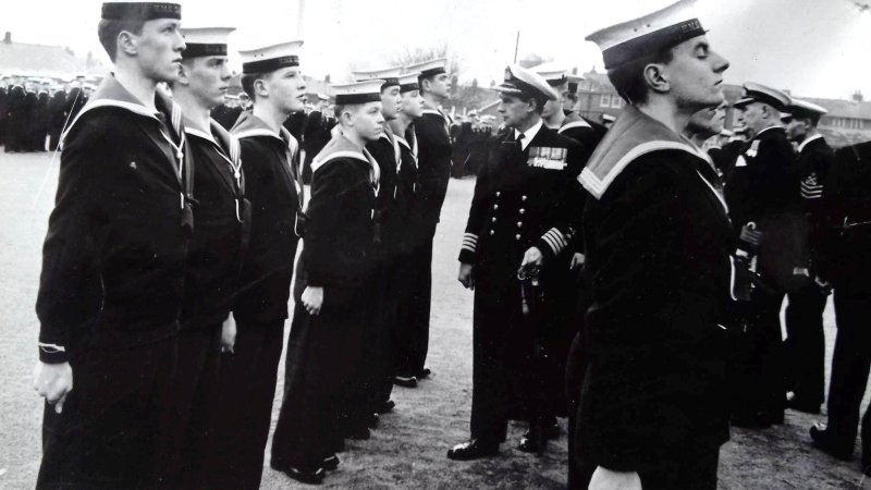 1963, 8TH OCTOBER - FRANK SWANNACK, 02., RODNEY, 15 MESS, BEING INSPECTED BY CAPT. PLAICE V.C..jpg