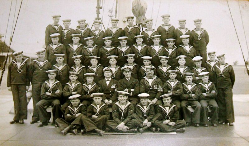 UNDATED - UNKNOWN GROUP OF BOYS, WITH LT.CDR. AND 2 INSTRUCTORS..jpg