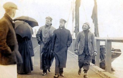 1914-15 - AIR COM. CHARLES RUMNEY SAMSON CMG SO AND BAR AFC AT HARWICH-SHOTLEY.  HE IS THE ONE IN FLYING HELMET..jpg