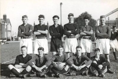 1949 - DAVID HANSON, BENBOW FOOTBALL TEAM, I AM 4TH FROM LEFT BACK ROW, 2ND LEFT BACK ROW COULD BE DICK KETLLEWELL..jpg