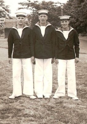 1962 - MIKE DISKETT, MAST MANNING TEAM, I AM IN THE MIDDLE 2.jpg