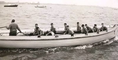 1962, 1ST MAY - CHRIS ALLEN, 62 CLASS, CUTTER PULLING.