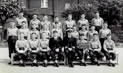 1963, JUNE - PHIL TOPSY TURNER, BENBOW, 27 MESS, 150 CLASS, INSTR. CPO BYWATERS, DO LT. CDR. SPRAGG. B.