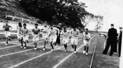 1950 - DICKIE DOYE, HAWKE SPORTS DAY, START OF 1 MILE RACE, BARWICK, 46 MESS, TALLEST IN THE MIDDLE WON.JPG