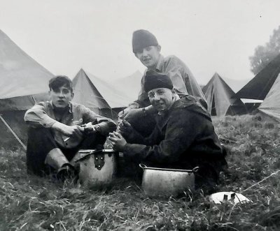 1965 - PETE OSLER, DUNCAN, 11 MESS, EXPED TO WICK FEN, SPUD BASHING, L-R, POSSIBLY McVEIGH, MYSELF AND CASS CLAY IN FRONT