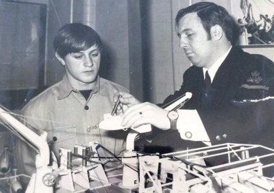 1972, 27TH JUNE - TOMMY MURRAY, 35 RECR., RECEIVING INSTRUCTION FROM P.O. ALLAN WHO IS POINTING TO AN OROPESA FLOAT N