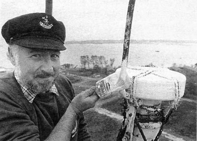 1991 - DICKIE DOYLE, REPAINTING OF MAST, GEOFF HILL PAINTING THE BUTTON, TAKEN BY A MAN RIDING IN THE SKIP.JPG