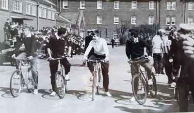 1971, 7TH JUNE - ALAN WILLIS, 25 RECR., BENBOW, 35 CLASS, 251 CLASS, 'GENERAL DRILLS,' ALFI HENRY ON THE RIGHT IN STRIPED SHIRT