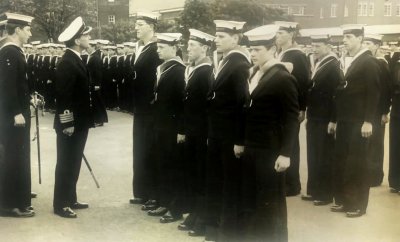 1971 - TONY WILLDERS, 30 RECR., HAWKE, 38 MESS, 102 CLASS, CAPTAIN ASH INSPECTING, NOTE  2 STARS ON CLASS LEADERS ARM.