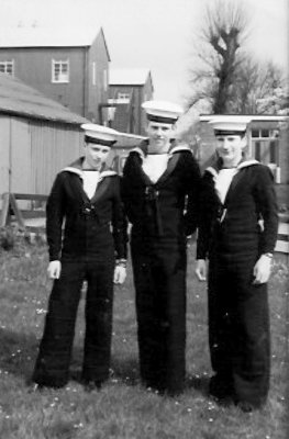 1970, OCTOBER - GARY LAYZELL, 21 RECR., DRAKE DIVISION, 12 MESS, I'M IN THE MIDDLE.jpg