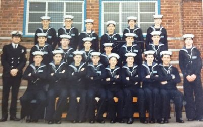 1975, 7TH JANUARY - ANDREW ELFORD, POSSIBLY 592 CLASS, I AM 2ND LEFT, BACK ROW.jpg