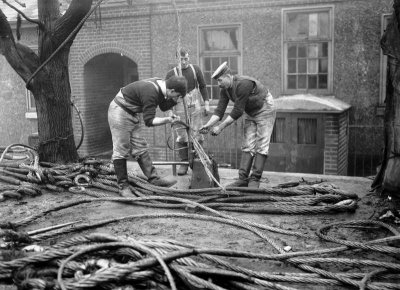 1914-1918 - RATINGS SPLICING WIRE FOR SUBMARINE NETS.jpg
