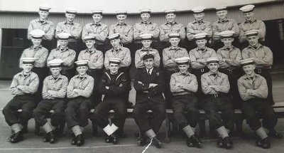 1957, APRIL - BRUCE EVANS, RODNEY, 271 CLASS, ANNEXE PHOTO, I AM NEXT TO THE BADGE BOY.jpg