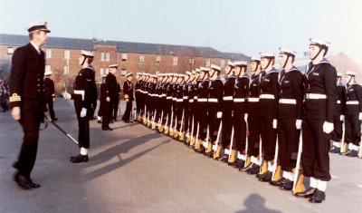 1975, 9TH DECEMBER - STEVE LADDS, LEANDER DIV., PASSING OUT GUARD, I'M THE SMALL ONE IN MIDDLE, CLASS LEADER IS BRYAN PERKS.