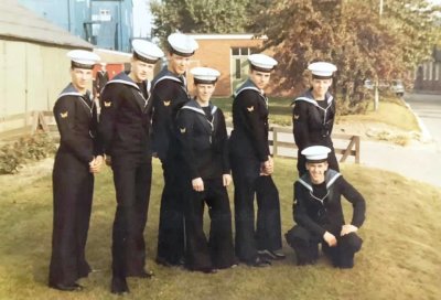 1969-70 - STEVE SCULTHORP, I AM THE TALLEST, WE HAD JUST SEWED OUR BADGES ON AFTER PASSING FINAL EXAMS.jpg