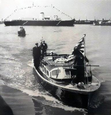 1961, 21ST JULY - HER MAJESTY QUEEN ELIZABETH II, VISITING GANGES FROM THE ROYAL YACHT..jpg