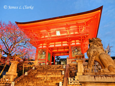 At the Gate of Kiyomizu-dera