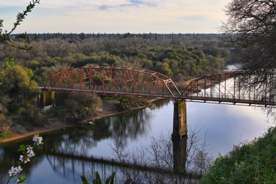 Foot/cycling bridge across the American River at Fair Oaks