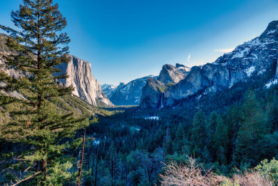 The Yosemite Valley from Tunnel View, mid-morning