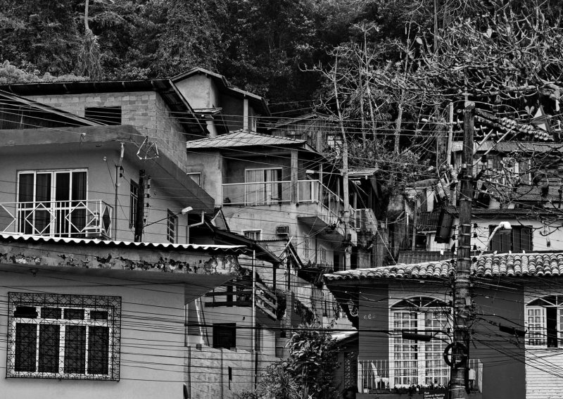 MonteSerrat square; the surroundings.