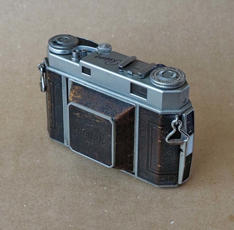 This Kodak Retina IIa, in spite of having a bellows, could be ranged in a very compact shape.
